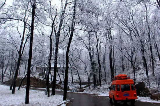 六出飛花入戶時,