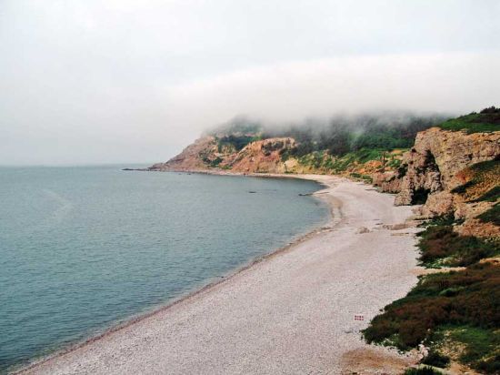 長島縣九長崖景點(diǎn) ，風(fēng)景怡人。細(xì)心者會(huì)發(fā)現(xiàn)，靠近海域的球石或礁石上至今可見斑駁的“黑油”    攝影賀莉丹