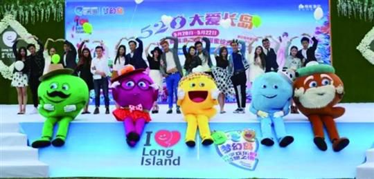 日前，“520大愛長(zhǎng)島”主題活動(dòng)成功舉行。蒙蒙細(xì)雨中，數(shù)萬人集聚綠地長(zhǎng)島，在這里尋找，見證他們的愛情。