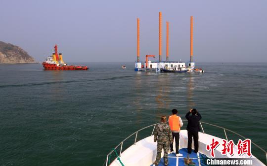 中國(guó)首個(gè)漁業(yè)多功能平臺(tái)在山東長(zhǎng)島投用（圖）