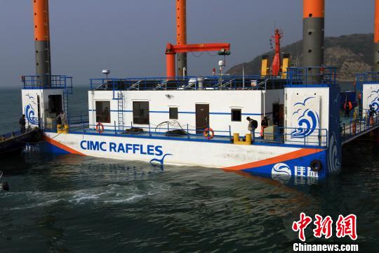 該平臺(tái)可進(jìn)行海洋水質(zhì)、水文、氣象監(jiān)測(cè)等。　胡國(guó)強(qiáng) 攝