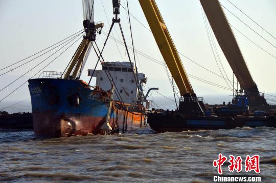 在山東長島海域沉沒的“津?yàn)I快航18”輪被打撈出水