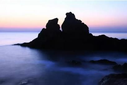 同時(shí)夏季也是長(zhǎng)島出現(xiàn)海市蜃樓最頻繁的時(shí)節(jié)，特別是雨后，夏季來(lái)長(zhǎng)島可以觀黃海日出、渤海日落，如果足夠幸運(yùn)，還可以欣賞到海市蜃樓，這樣絕對(duì)不虛此行。