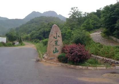 九丈崖位于北長(zhǎng)山島的西北角，山崖險(xiǎn)峻，水深流急，巖礁棋布，自然景觀獨(dú)樹(shù)一幟。崖壁綿延400余米，尤以其崖壁罕見(jiàn)的石質(zhì)組合和高峻險(xiǎn)要而著稱(chēng)，在全國(guó)眾多海蝕崖中獨(dú)占鰲頭。