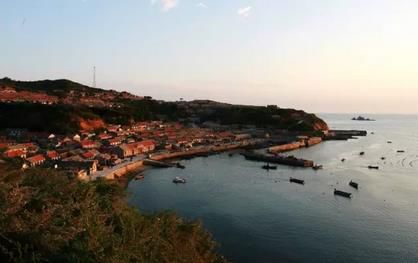 月牙灣又稱(chēng)半月灣，宛如一勾巨大的新月。步入月牙灣，最惹人眼球的便是百米長(zhǎng)的球石灘了。這里的石頭潔白如玉、晶瑩剔透，每一塊石頭都讓人愛(ài)不釋手。