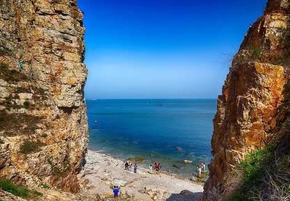 月牙灣主要看點(diǎn)有月牙海灘、海豹苑、張健橫渡渤海海峽圖片展館、蘇東坡塑像、抗非典紀(jì)念碑及國(guó)家領(lǐng)導(dǎo)人題詞紀(jì)念碑和全國(guó)十三次海島聯(lián)席會(huì)議紀(jì)念碑等。