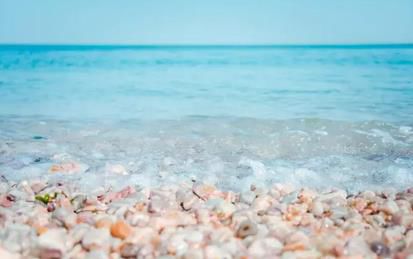 廟島媽祖是我國(guó)北方最早也是最著名的媽祖廟，長(zhǎng)島漁民祖祖輩輩敬稱(chēng)“海神娘娘”廟。顯應(yīng)宮大殿是全廟最大的建筑，為硬山式結(jié)構(gòu)。內(nèi)殿正位神臺(tái)有銅鑄鍍金天后圣母像及2米高的9花青銅穿衣鏡一面，各種服飾用品及床帳、擺設(shè)應(yīng)有盡有。