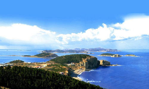 煙臺不僅是一座美麗的海濱城市，她還擁有230座海島，其中不乏絕色海島。230座海島中，有人居住的僅15座。這些海上小島，有如神仙居所，美妙美幻，作為煙臺人，你知道嗎？讓我們先從煙臺市區(qū)開始領(lǐng)略吧……