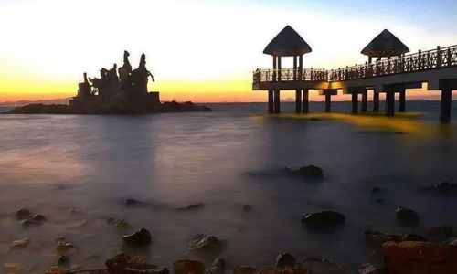 前島海面寬闊，風平浪靜，后島群礁嶙峋，驚濤拍岸。