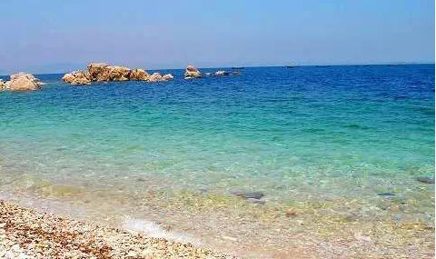 清澈見底的養(yǎng)馬島后海。