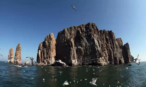 島上居民有43000人，海岸線總長為146.41公里，南北縱貫56.4公里。