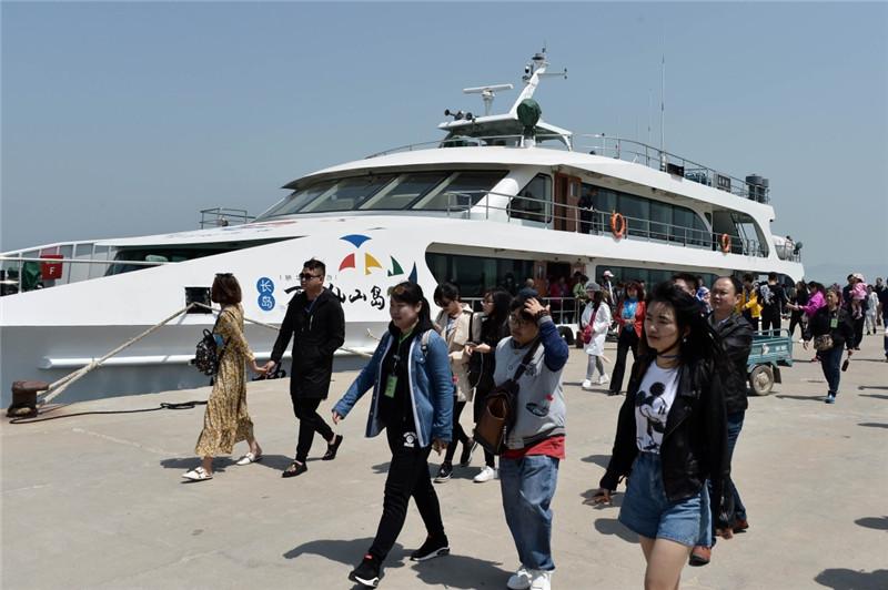 4月29日，游客在長島縣廟島游玩。