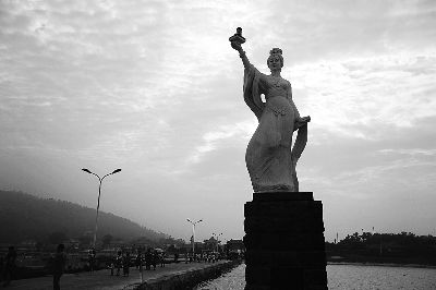 山東威海以西廟島上的媽祖雕像，寓意為船舶指引方向