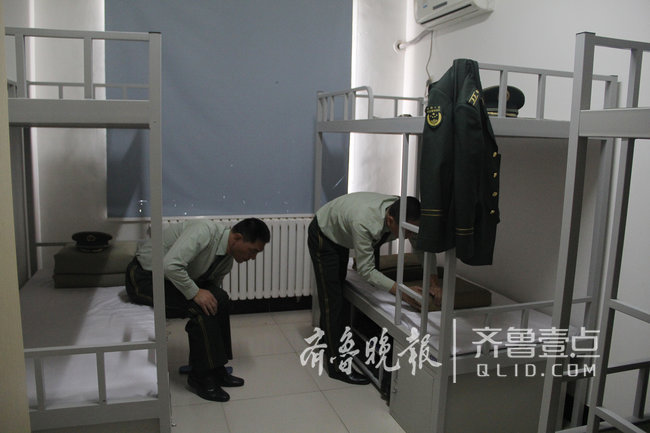 煙臺這座海島上蝮蛇成群，民警每天巡邏30公里