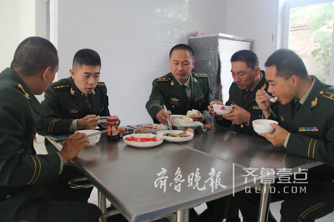 煙臺這座海島上蝮蛇成群，民警每天巡邏30公里