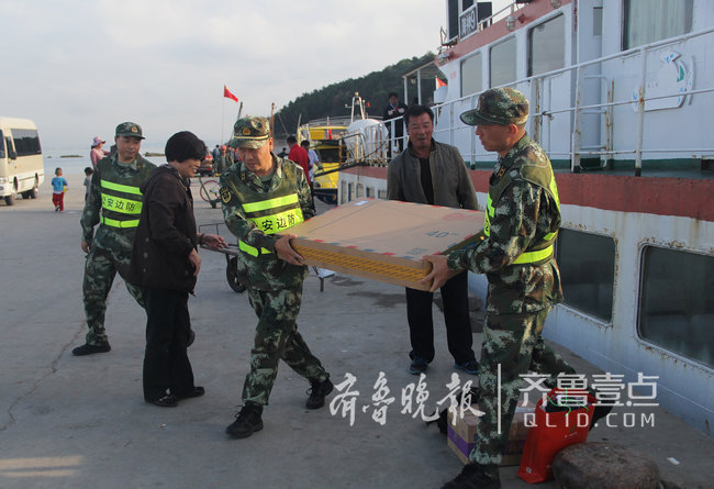 煙臺這座海島上蝮蛇成群，民警每天巡邏30公里