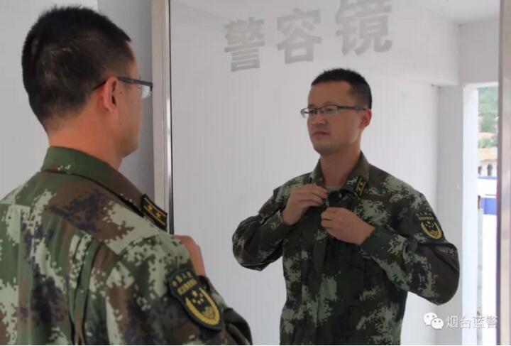 洗漱完畢后，張文宏對著鏡子整理自己的著裝，雖然海島環(huán)境艱苦，但是邊防官兵每天都保持良好的警容風紀。