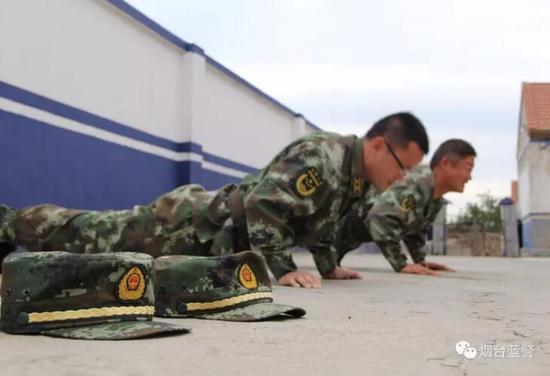 做完雙杠兩個人又開始做俯臥撐，每天的體能訓練能使他們保持良好的精神狀態(tài)。