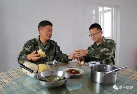 一盤拌辣椒、一盆蔬菜湯就是兩個人的早餐，島上的生活沒有陸地那樣豐富多彩，民警們卻在這一菜一湯間看清了人生的意義。
