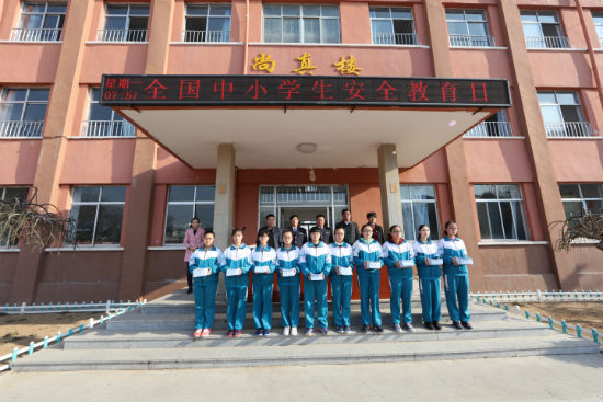 向長(zhǎng)島縣第一實(shí)驗(yàn)學(xué)校學(xué)生代表發(fā)放《小學(xué)生水上交通安全教育讀本》