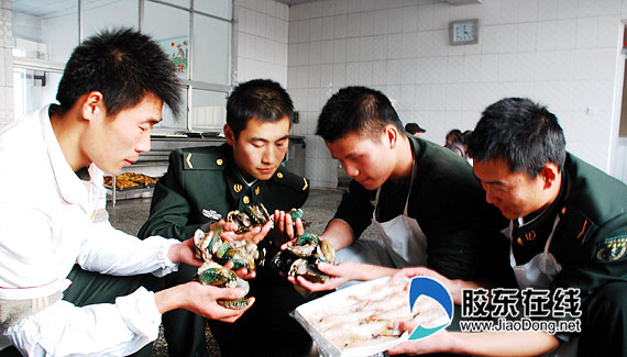 長島海防老兵退伍 駐地政府送“文化套餐”(圖)