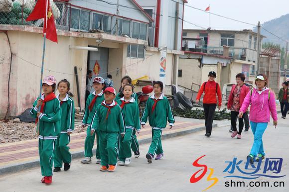 長島縣大欽島中心小學(xué)開展“崇尚歷史 走進(jìn)唐王山 ”研學(xué)活動 (2).JPG