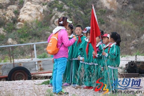 長島縣大欽島中心小學(xué)開展“崇尚歷史 走進(jìn)唐王山 ”研學(xué)活動 (5).JPG