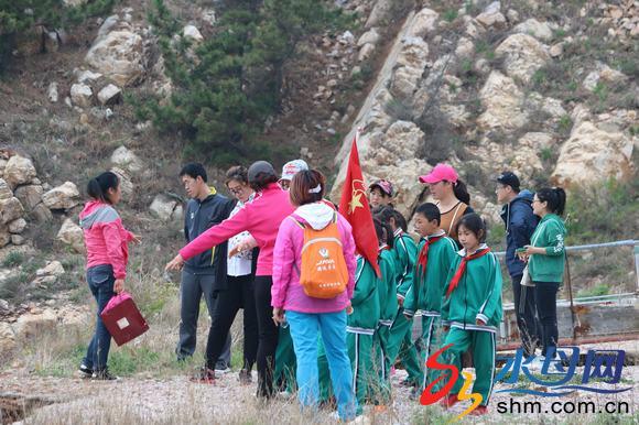 長島縣大欽島中心小學(xué)開展“崇尚歷史 走進(jìn)唐王山 ”研學(xué)活動 (6).JPG