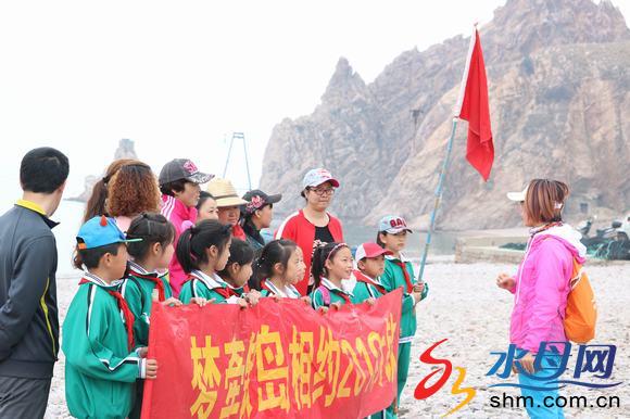 長島縣大欽島中心小學(xué)開展“崇尚歷史 走進(jìn)唐王山 ”研學(xué)活動 (4).JPG