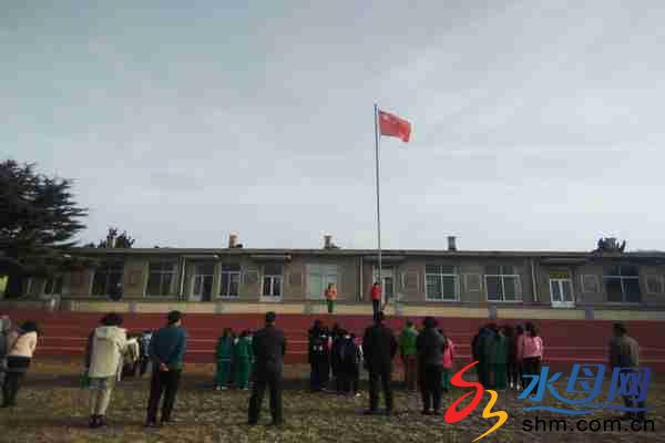 周一升旗儀式國旗下面對全體學生進行移風易俗演講 (2).jpg